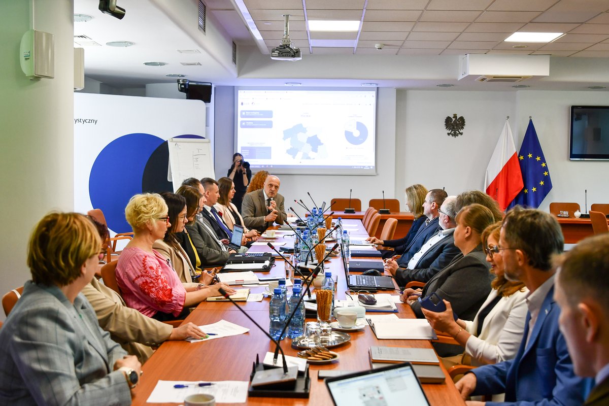 StatPoland's tweet image. Today at #StatisticsPoland we are discussing with representatives of @RzecznikMSP how to better provide #StatisticalData to small and medium-sized entrepreneurs. We are keen to better understand the needs and take concrete action to support #entrepreneurs.

#SMEs