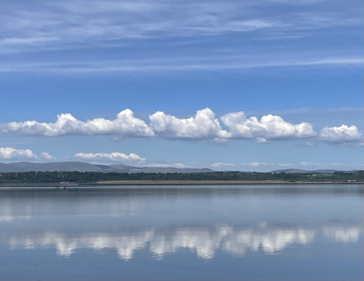 JJackieMitchell's tweet photo. The #RiverForth is like a millpond today. https://t.co/LfkFeYsclR