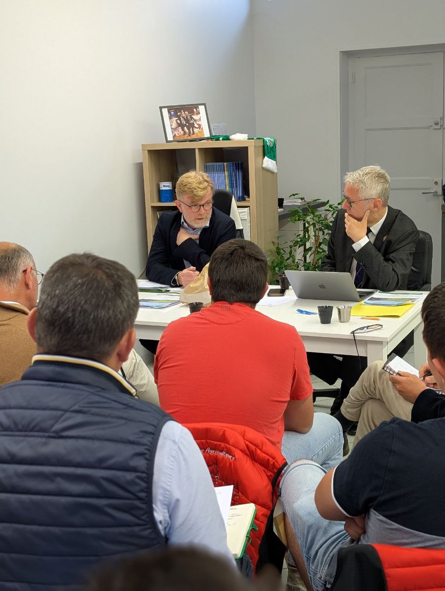 Échange hier matin avec les représentants des Jeunes Agriculteurs et de la FNSEA du Loir-et-Cher et du Centre-Val de Loire, sur la proposition de loi visant à lever les contraintes à l'exercice du métier d'agriculteur. 
Un moment pour leur réaffirmer mon engagement à leurs côtés,