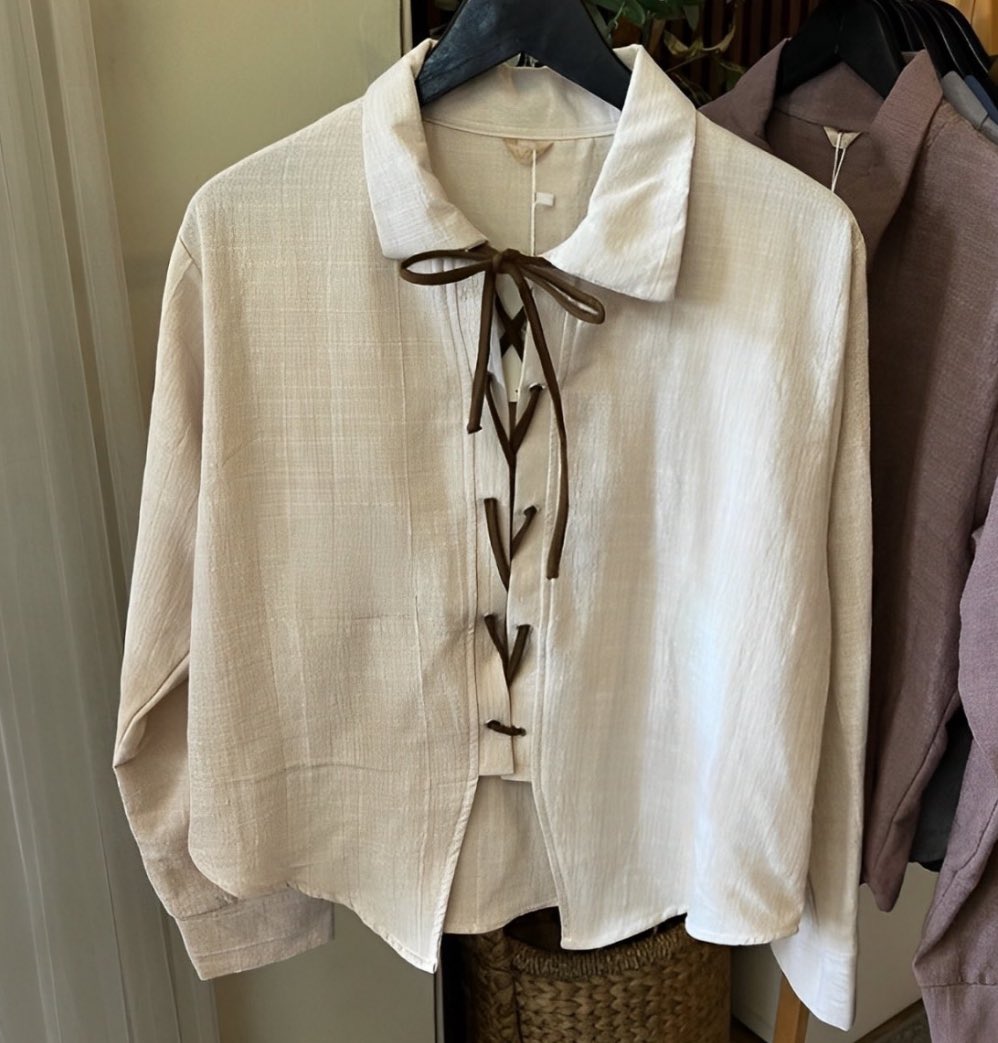 atasan warna earth tone gini emang keliatan kalem, ditambah cuttingannya yang unik dan menarik 🤗🎀🙌