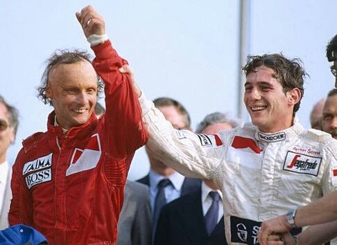 tassennaoficial's tweet photo. 20 de maio: seis anos sem Niki Lauda. Um dos maiores guerreiros da história da #F1. #SennaSempre #LaudaSempre https://t.co/YnfkdZIIfA