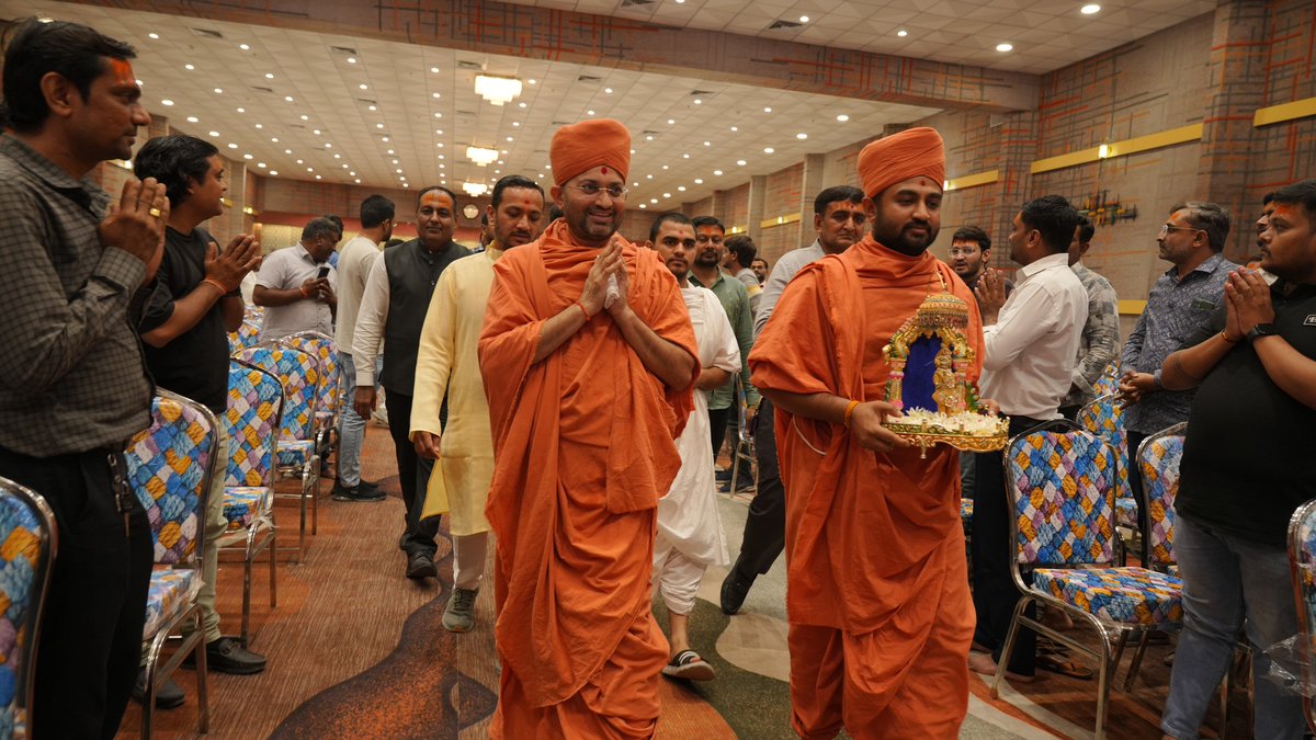 hariprakashdas's tweet image. સુરતને આંગણે યોજાયો “હરિ સાન્નિધ્ય”નો અનેરો અવસર. પૂજ્ય શ્રી હરિપ્રકાશદાસજી સ્વામીના પાવન સાન્નિધ્યમાં સુરતના ભક્તોએ દિવ્ય સત્સંગનો લાભ લીધો. અનેક ભક્તોના મનની મૂંઝવણનું સમાધાન થયું સ્વામીજીના પાવન વચનો દ્વારા.
#salSalangpurdham #hariprakashswami #sabha #harisanidhya #surat