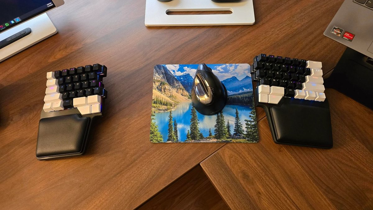 Dygma (@dygmalab) on Twitter photo Minimalist or RGB madness?
Tell us how you style your Dygma setup β¨
Thanks to /Underfed105 on Discord for the picture! Minimalist or RGB madness?
Tell us how you style your Dygma setup β¨
Thanks to /Underfed105 on Discord for the picture!