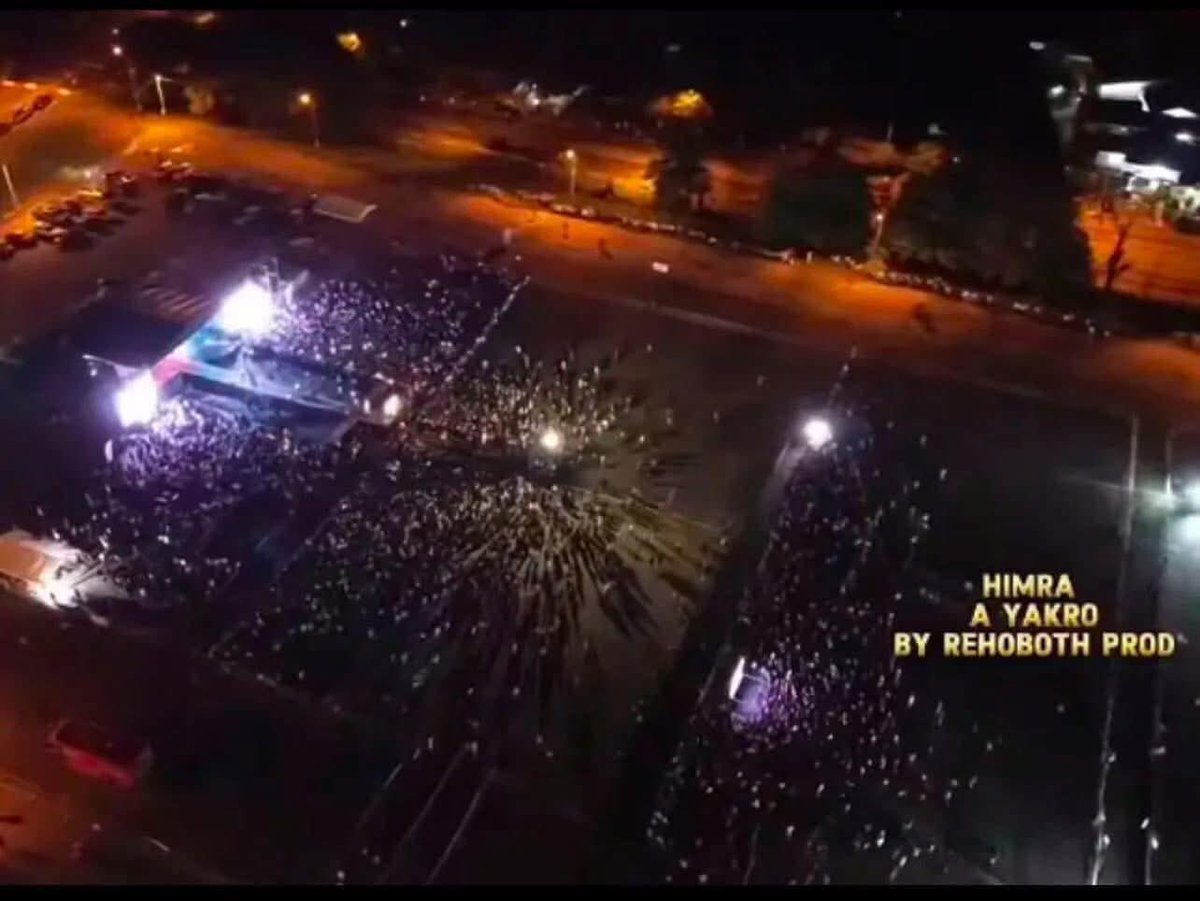 melolamelon's tweet photo. @baloofps @djmystlalgende @baloofps son concert a Yakro , il a 0 concert guichet ferme (sold out) mais il a juste une propagande qui l arrange https://t.co/xwKABHNoaW