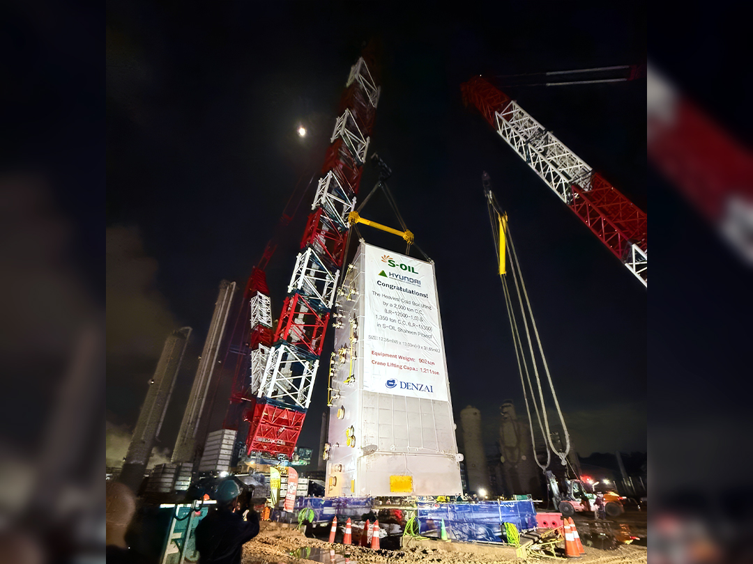 DenzaiGroup's tweet image. S-Oil Shaheenプロジェクトで大きな前進。DENZAIの #LR12500 が、今回のプロジェクトにおいて最も重い、902トンのコールドボックスの吊り上げを実施しました！LR11350もサポートに入り、緻密なオペレーションが行われました。 #DENZAI #Liebherr #クレーン