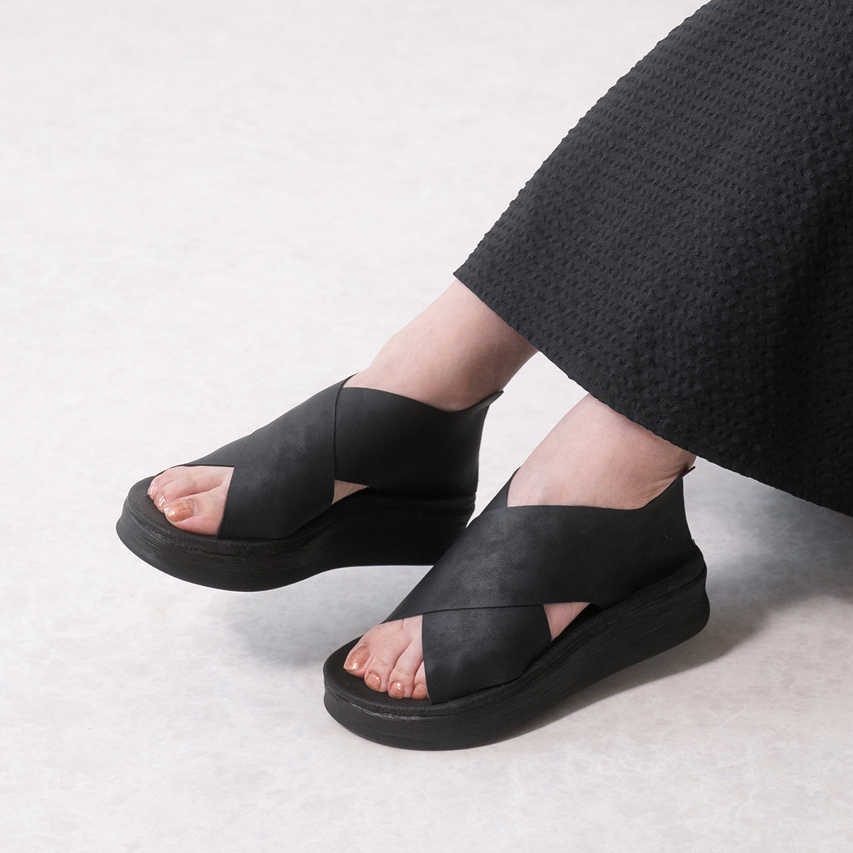 ＼ 足が綺麗に見える ／
クロスゴムサンダル✨

本革の構造を再現し、本革の質感と合成皮革の上部さを兼ね備えた新しい素材を使用。
はじめて履いた時から足に馴染むので、慣れるまでの我慢が必要ありません。

品番：CROSP
サイズ：22.0～25.5cm相当
belle-co.jp/c/flatsandals/…