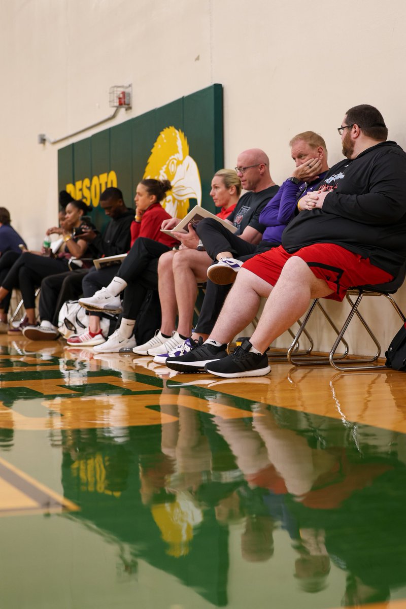 TeamLexHoops's tweet photo. Thank you to NY2LA for the NCCA tournament, Throwdown Showdown in DeSoto, Texas. Competitive teams, good gate prices, and good turnout of college coaches 💪💪💪💪. @PBRhoops @SimmonsJoey23 @txelitebball @noblesportsmgmt @bballjkey @ShaneLaflin @wags1415 https://t.co/bJLFBHmpFH