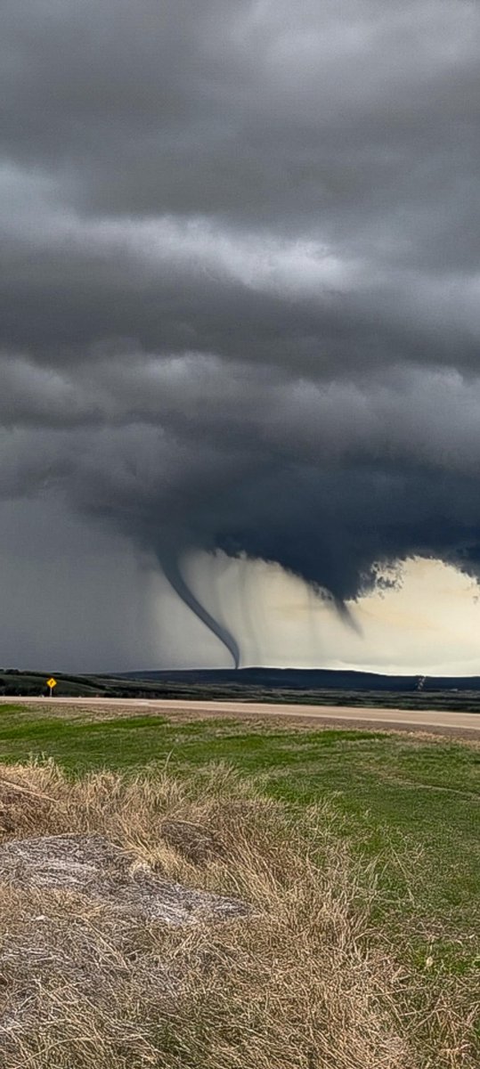 JustBins's tweet photo. A tornado touched down in Maple Creek on Saturday. 

📲 dreerwinphotography [Instagram] https://t.co/yF3F60kSNp