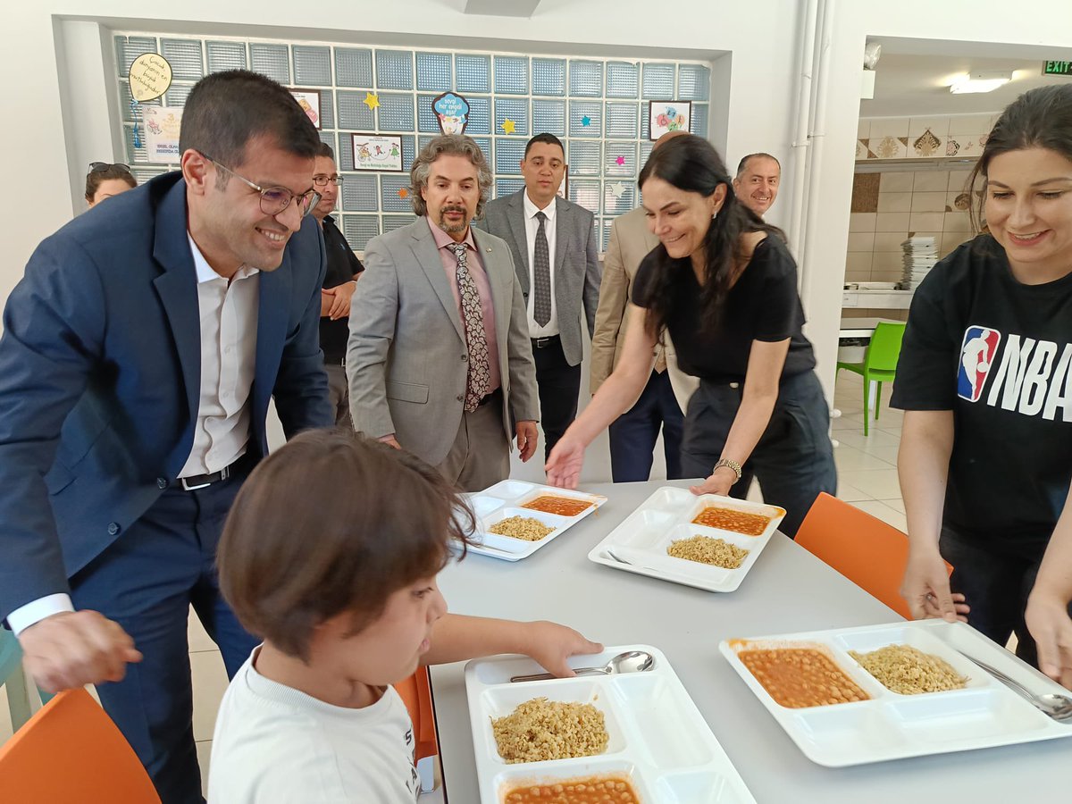 Osmangazi mahallemizde özel eğitim gören çocuklarımızı ziyaret ederek, aileleri ve öğretmenleriyle sohbet ettik. İnşallah Bayraklı da bu alanda eğitim veren okullarımızın sayısı artacaktır. 

Bizlere eşlik eden Kızılay Bayraklı şube başkanımız Metin Köroğlu, mahalle muhtarımız