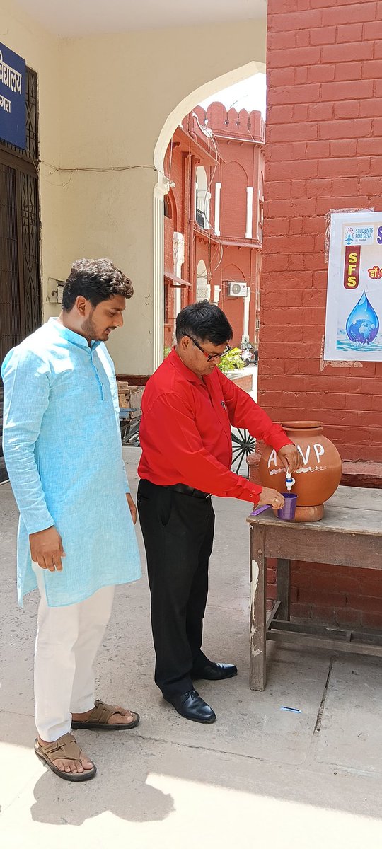 ABVP4Agra's tweet photo. सेवार्थ विद्यार्थी, आगरा महानगर की डॉ भीमराव आंबेडकर विश्वविद्यालय इकाई द्वारा विश्वविद्यालय के पालीवाल परिसर में  चिलचिलाती गर्मी के बीच छात्रों  के लिए जल मंदिर के माध्यम से शीतल जल की व्यवस्था की गयी।
#sfsagramahanagar
#studentforseva https://t.co/Q0dMy0pn4d