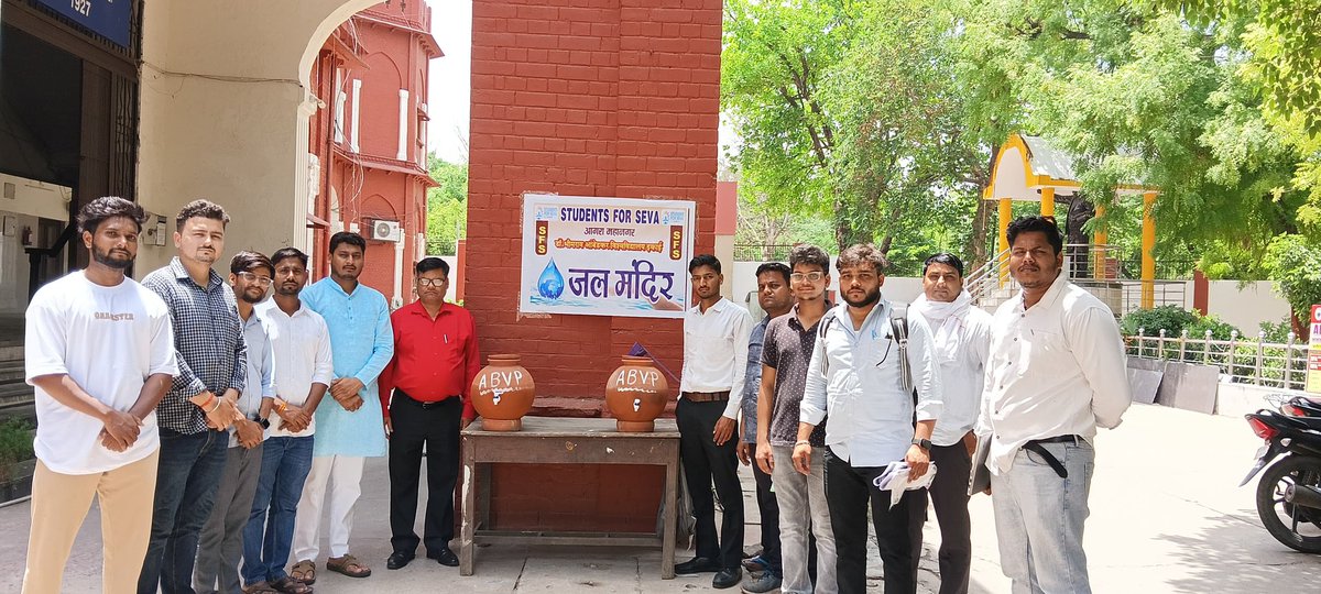 ABVP4Agra's tweet photo. सेवार्थ विद्यार्थी, आगरा महानगर की डॉ भीमराव आंबेडकर विश्वविद्यालय इकाई द्वारा विश्वविद्यालय के पालीवाल परिसर में  चिलचिलाती गर्मी के बीच छात्रों  के लिए जल मंदिर के माध्यम से शीतल जल की व्यवस्था की गयी।
#sfsagramahanagar
#studentforseva https://t.co/Q0dMy0pn4d