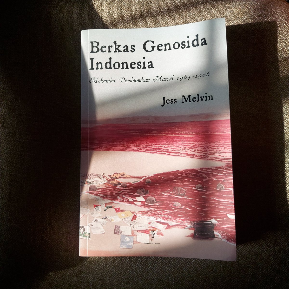 abdalathic's tweet photo. Buku "Berkas Genosida Indonesia" mengungkap cukup banyak hal yang membuat saya bergidik ngeri bahkan hanya untuk membayangkannya.

Salah satunya seperti yang terbaca di foto kedua. 💔😭 https://t.co/h6S6vGKz1W