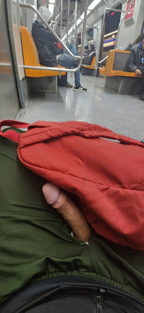 Pajeandome en el metro...video en arsmate #metro #puentealto #publicjerk #publicboner #subwayjerk #metrojerk #pajaenelmetro #masturbacionpublica