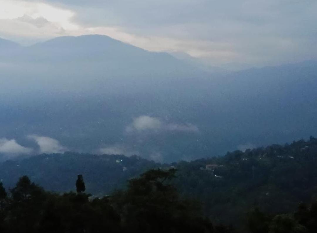 CycloneAnalyser's tweet image. Beautiful #Sikkim today
1) #Pelling
2) #Chardham, #Namchi
3) #Ravangla
4) #Khechiperi lake
Widespread light to moderate rain with isolated heavy to very heavy rainfall likely to occur in the state today. Be cautious ⚠