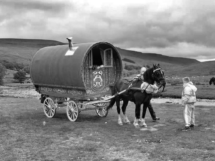 Mainvanture's tweet photo. 🚐 Connais-tu l’histoire de la vanlife ?

Bien plus qu’une tendance Instagram, la vanlife a des racines profondes :

🐎 XIXe siècle : Les roulottes tirées par des chevaux étaient déjà des maisons nomades.

#aventure #nature #nomade #campinglife #marche #montagne #randonnée https://t.co/Jfl8XZGiSZ