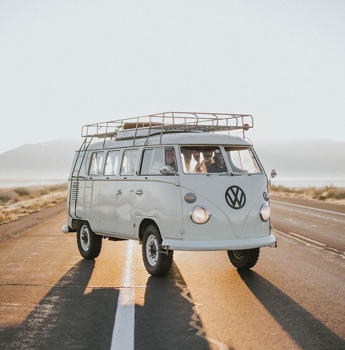 Mainvanture's tweet photo. 🚐 Années 60 : Le Combi VW devient le symbole des hippies et de la liberté.
📱Années 2010 : Le hashtag #vanlife explose grâce au parrain de la vanlife : Foster Huntington. Ce dernier quitte son emploi, acheté un van Volkswagen et échappe à la jungle urbaine de New-York.

#voyage https://t.co/NY1wUfxUCu