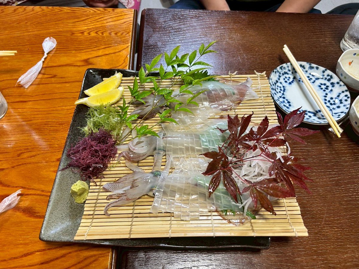 rinrinyohayoha's tweet photo. 佐賀のイカまじで美味しかった。
店の前にある生簀から持ってきたイカは格別だね https://t.co/yg2beXOH5p
