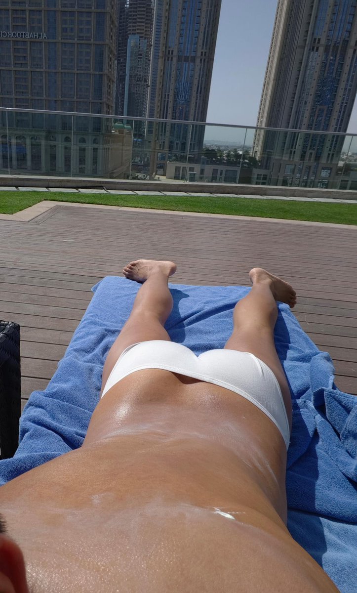 CraigY09316055's tweet photo. 突然而來的閒暇，四十一度的高溫，沒有游泳褲，乾脆脫剩內褲就來曬曬吧🫣 https://t.co/hJLJMfB1Qp