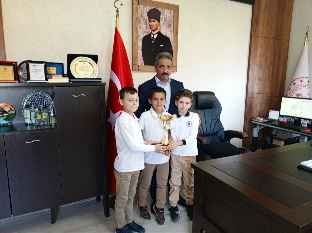 İlçe Milli Eğitim Müdürümüz Muhammet ASİL 
#TırmanışSporları 
#MiniklerTürkiyeŞampiyonasında, 
Minik Erkeklerde #Türkiyeİkincisi,
Minik Kızlarda #TürkiyeÜçüncüsü olan #KadirKoyutürkİlkokulu tırmanış takımlarını ağırladı.
#TebriklerOkulumuza
<a href="/Alireisoglu34/">Dr. Ahmet ALİREİSOĞLU</a> 
<a href="/Muhammet_Asil61/">Muhammet ASİL</a>