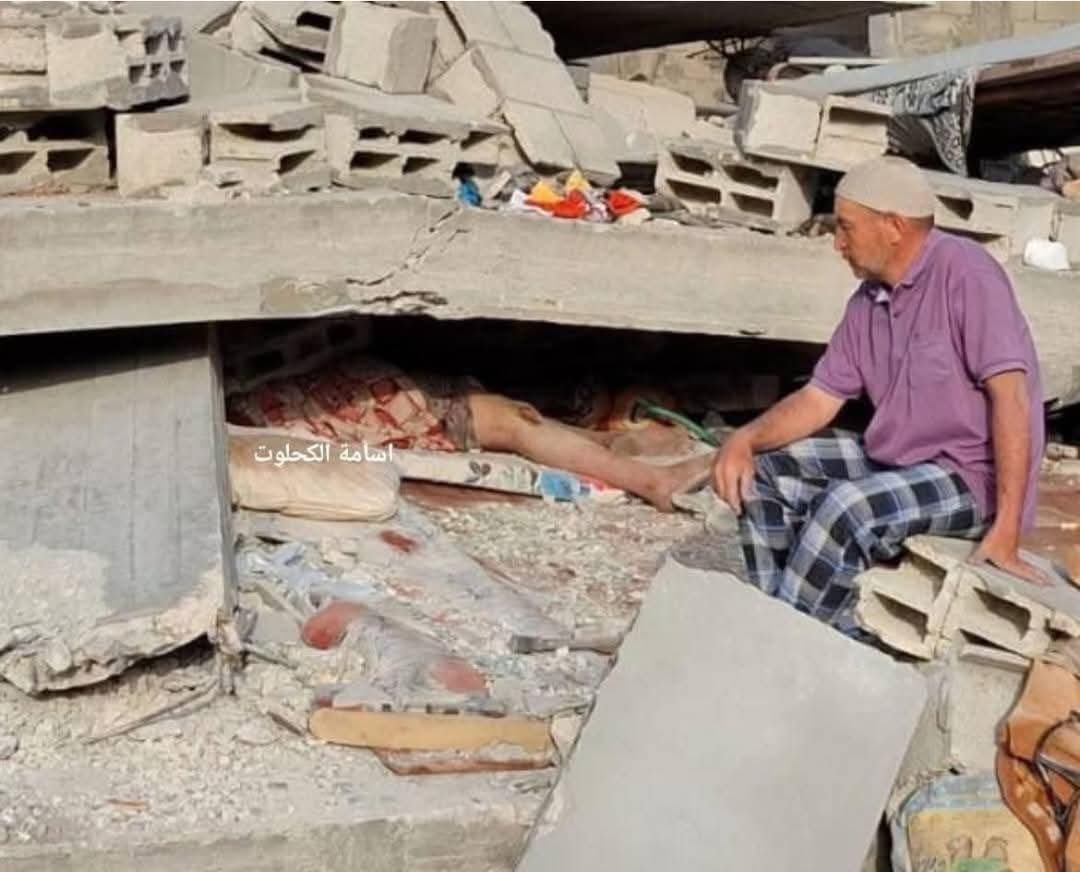 تخيل حجم الألم الذي يملأ قلب هذا العجوز وهو ينظر إلى نصف جسد ابنه تحت الركام!

صورٌ تُنطق الحجر ويلين بسببها الحديد فكيف بقلوبٍ خُلقت لتشعر؟
أهالي غزة تحت القتل والدمار والجوع والحصار والجرحى بلا دواء ...

أما آن لهذه المقاطع أن توقظ ما بقي من إنسانية ونخوةٍ غائبة!