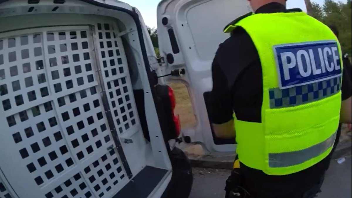 #Sceptre | Our Western Team made 2 arrests in the Bentley Bridge area of Wolverhampton, after they chased 2 males on pedal bikes and recovered a machete discarded into nearby bushes. 

Both makes taken to custody for interview, to determine potential ownership of this weapon!