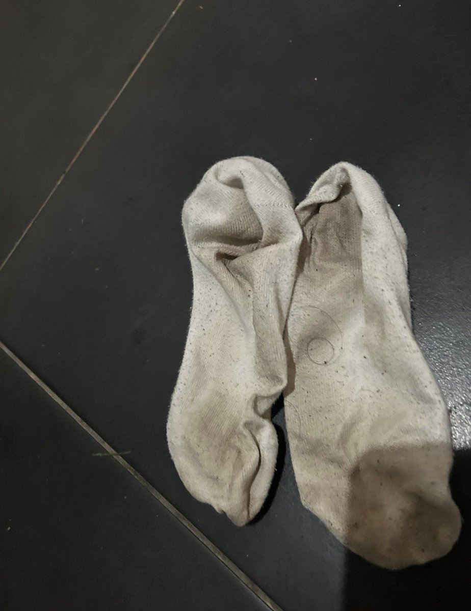 MasterFlorencia's tweet image. Guardate come sono ridotti. Chi vuole assaggiarli?😷 Sono anche in vendita🤑
#sudore #sporco #slave #moneyslave #PayPal #Florence #moneymaker #cashmaster #socks