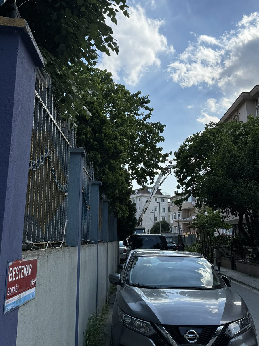 esraaa_ca's tweet photo. @BesiktasBel Dikilitaş mahallesinde yapılan kentsel çalışmaları lütfen kontrol ediniz. İnsanlara geçecek yol bırakmayan inşaatcılar ayrıca tehlikeye sokarak geçişlere izin vermektedir. iki çimento arabası çalışırken arasından geçmek gibi…Böyle bir şey nasıl yapılır? https://t.co/VRb0dgkAn3