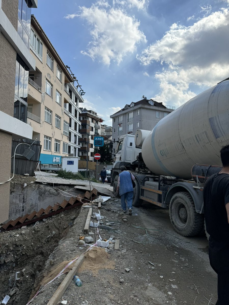 esraaa_ca's tweet photo. @BesiktasBel Dikilitaş mahallesinde yapılan kentsel çalışmaları lütfen kontrol ediniz. İnsanlara geçecek yol bırakmayan inşaatcılar ayrıca tehlikeye sokarak geçişlere izin vermektedir. iki çimento arabası çalışırken arasından geçmek gibi…Böyle bir şey nasıl yapılır? https://t.co/VRb0dgkAn3