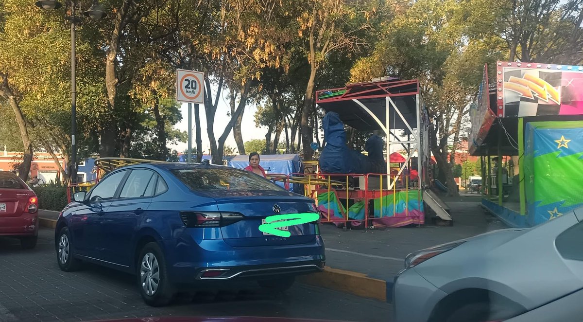 El #Zócalo de #Cholula se ha convertido en un tianguis permanente. Esto refleja claramente que se prioriza el dinero por encima de la seguridad ciudadana, turismo. No hay control, no hay protocolos mínimos revisados por nadie competente. (1/2)