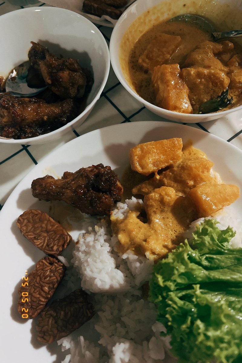 gonoxxx's tweet photo. Ayam guring berlado, labu masak lemak ft tempe guring dan salad versi 30 minit campak campak siappp. 🥲⛈️ @withgracemomai #randomTuesday https://t.co/qFygAlgkd5