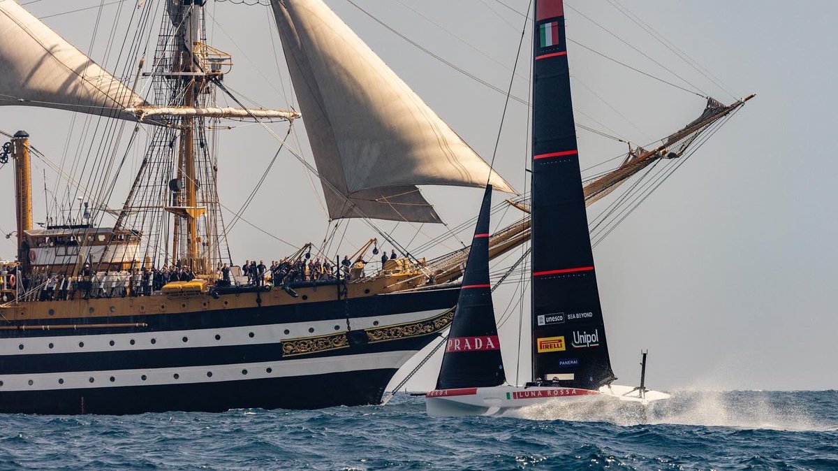 L’#AmerigoVespucci, di ritorno dal Tour Mondiale in cui ha raccontato le eccellenze italiane, ha incrociato nuovamente la prua con Luna Rossa al largo di Cagliari. 

#LunaRossa #AmericasCup #NaveVespucci #ItalianNavy #TourVespucci #IlGrandeEquipaggio