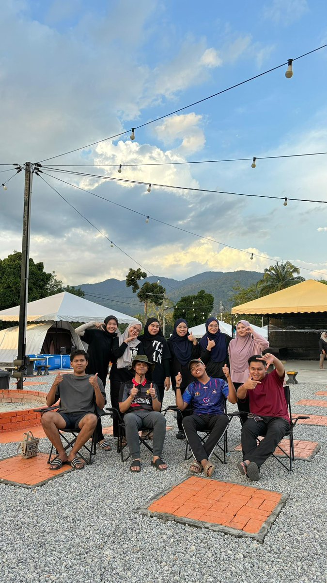 azreeelll's tweet photo. Weeknd w the colleague https://t.co/wsH84XBns4