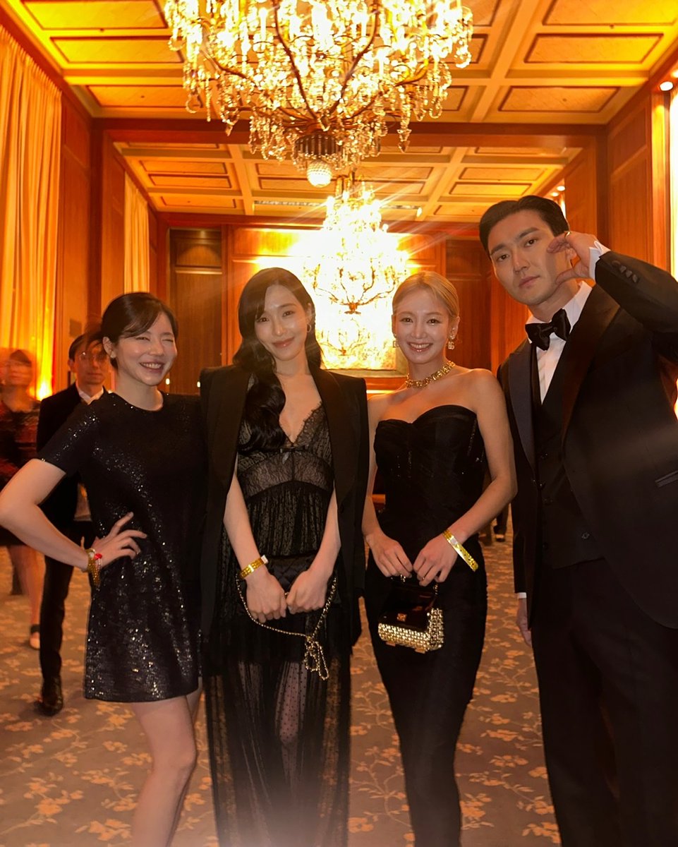 lov2ny's tweet photo. 250520 hyoyeon_x_x instagram #2ny
Gold Gala in LA With Sunny, Tiffany🤍
.
.
🤭🤍🤍 https://t.co/yDn8ri7RiJ