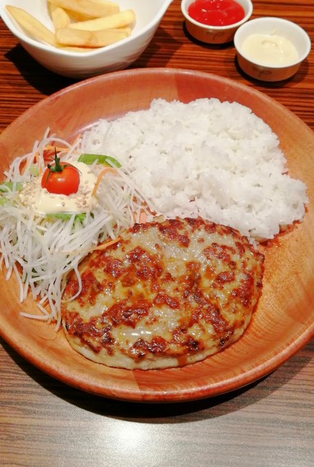 ハンバーグですね
めちゃくちゃ久しぶりにきたらSとかMとかL何かと思った、、、 