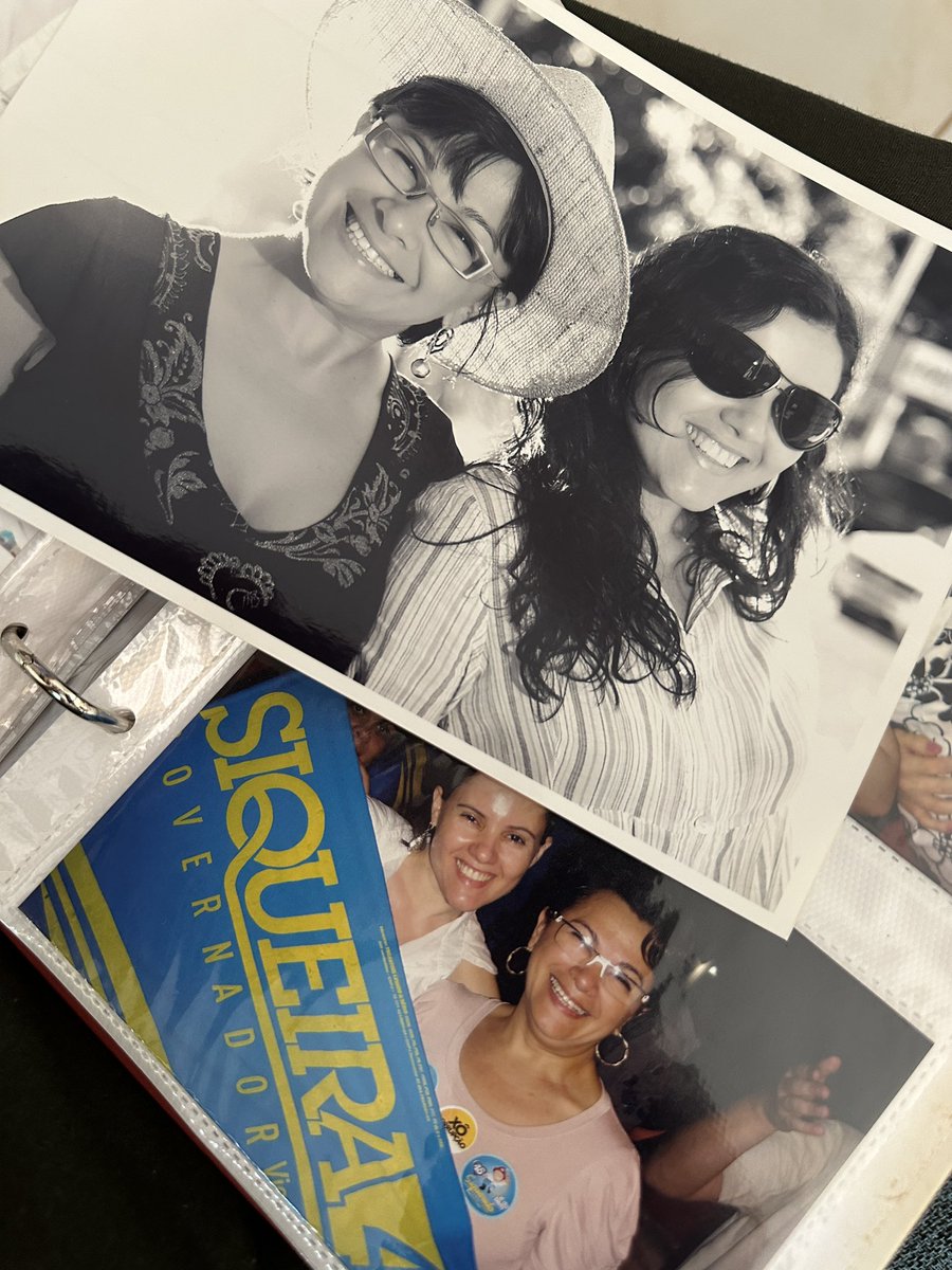nic_men's tweet photo. Aniversário da @zelmacoelho e o Google fotos não colabora pra encontrar uma fotinha pra homenagear a Diva. 
Vou recorrer aos álbuns, com nossas fotos impressas 😍 

E isso não é sobre o Google! 😂 https://t.co/ycu1zl3KpE