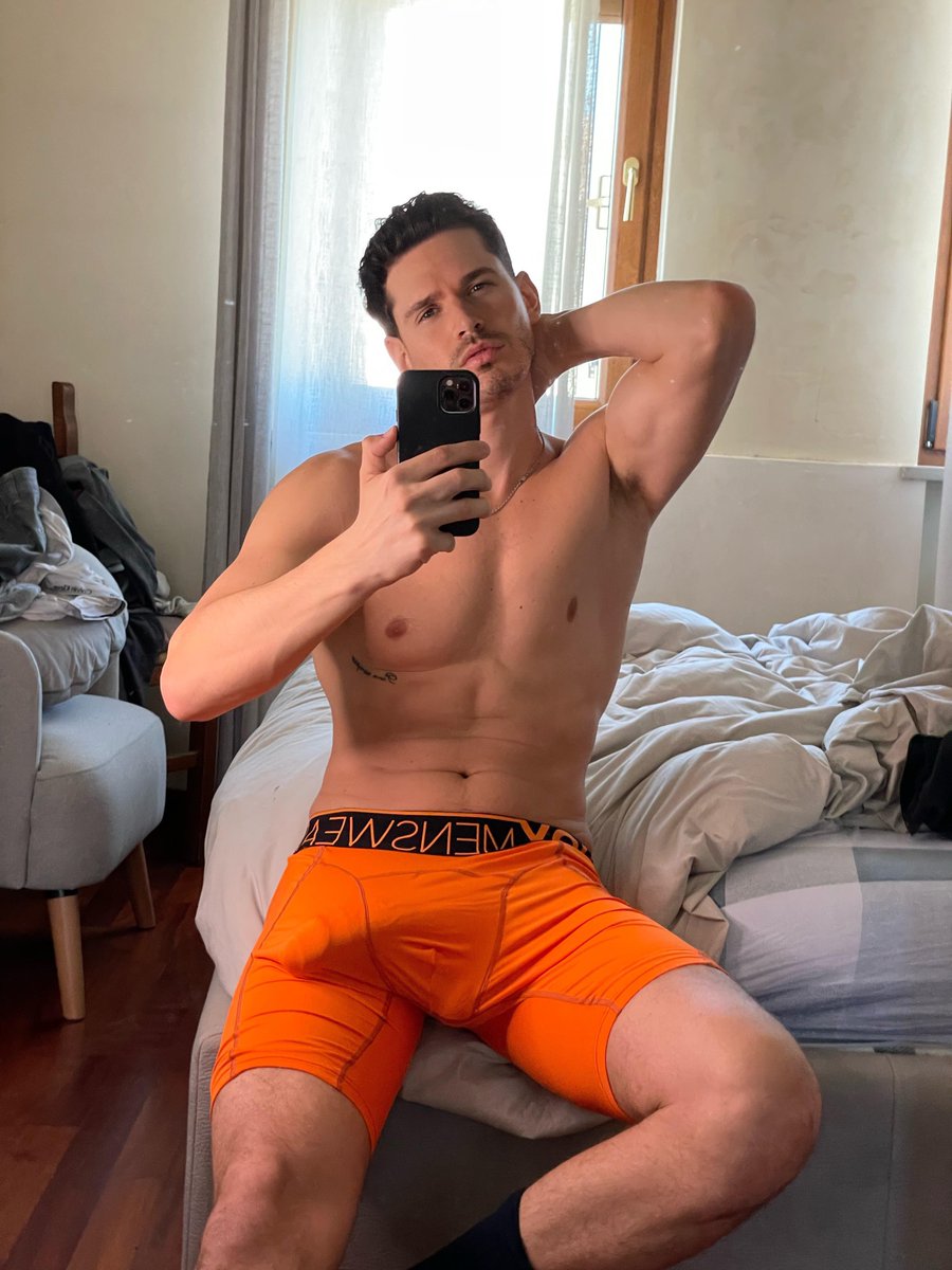 Hunk Babe tweet media