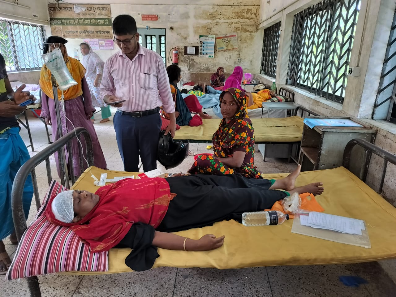 ছোট দেবরকে মোবাইল নিতে দেয়ায় শাশুড়িকে মারধর