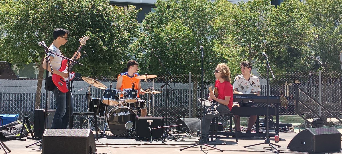 ENTI_BCN's tweet photo. L'#ENTIDAY va ser la jornada de germanor de la família #ENTIUB. Competicions esportives, torneigs de videojocs, i un escenari on alumnes i professors del grau de música van demostrar el seu #TalentEnti fins les 10 de la nit!!

Així es viu un cop l'any l'experiència #Entilife https://t.co/nNx6KvKFhk