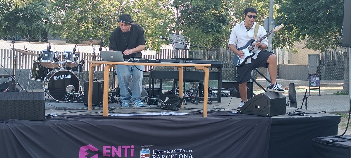 ENTI_BCN's tweet photo. L'#ENTIDAY va ser la jornada de germanor de la família #ENTIUB. Competicions esportives, torneigs de videojocs, i un escenari on alumnes i professors del grau de música van demostrar el seu #TalentEnti fins les 10 de la nit!!

Així es viu un cop l'any l'experiència #Entilife https://t.co/nNx6KvKFhk