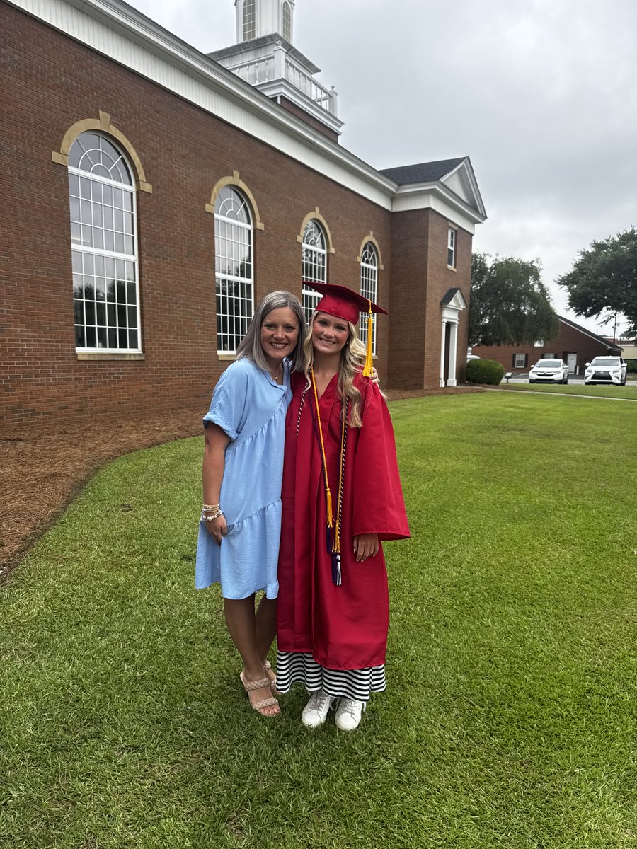 Honor Grad Gordon Brown gave her Golden Apple to her 5th grade teacher and big sister, Mrs. Hollyanne Craft.
"I chose to give her my golden apple for teaching me everything I know in life, not only in school. She gave me my life purpose, values, and so much more."