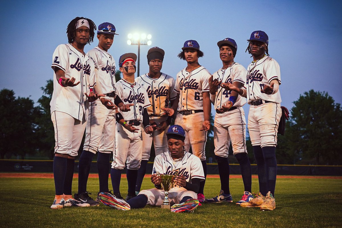 Junior Season comes to an end with stats of:
.329 BA
.500 FP
7/9 SB
8 RBI
*REGION CHAMPS🏆*
FIRST TEAM ALL REGION HONORABLE MENTION
#co2026 #seniorseason #harderthanever