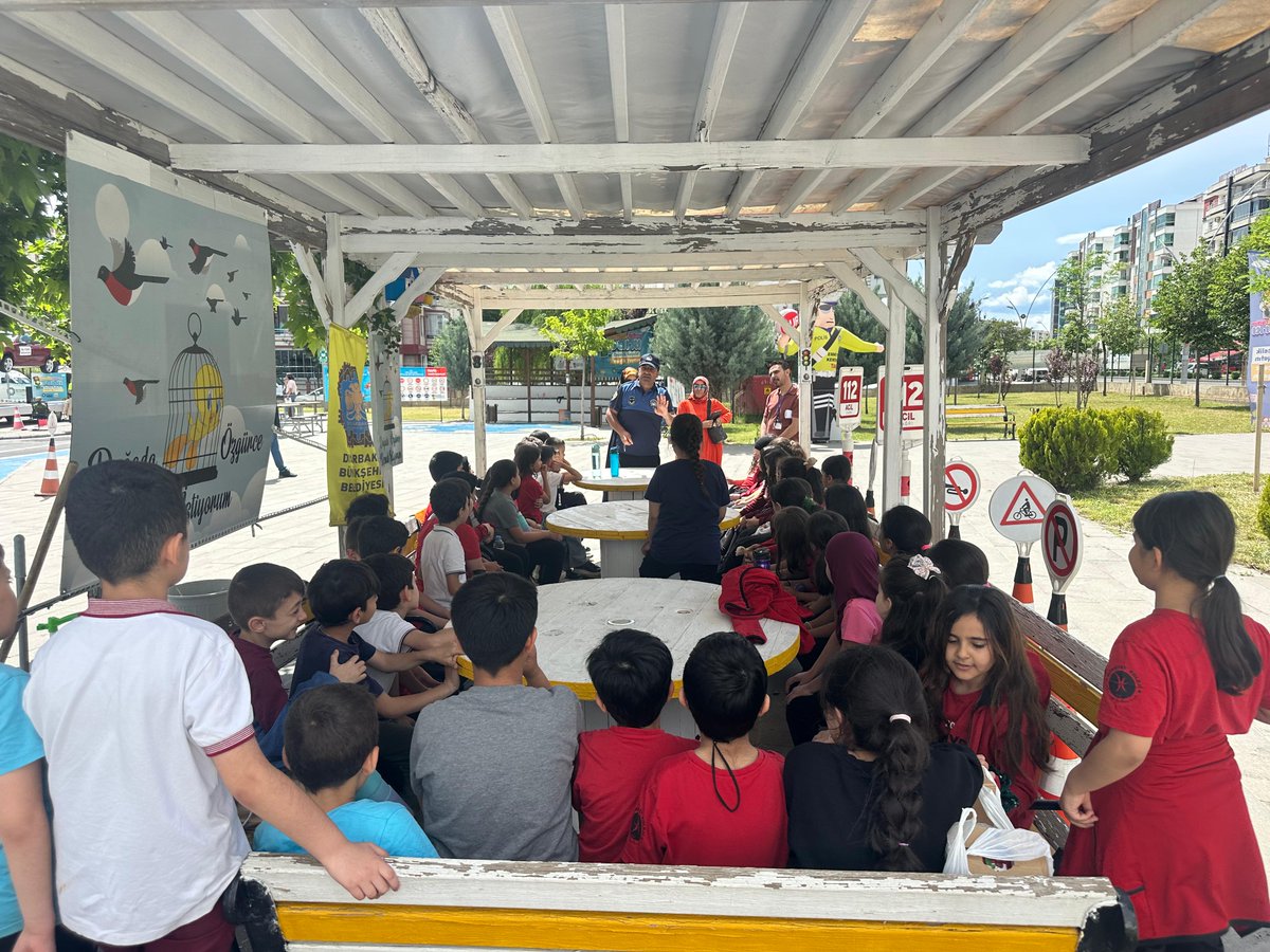 🚸 5 Günde 1.043 Öğrenciye Trafik Eğitimi Verdik🚦

📌 Trafik Eğitim Parkımızda çocuklara yönelik trafikle ilgili temel konularda eğitim programları düzenlemeye devam ediyoruz. Anaokulu ve ilkokula devam eden öğrencilere yönelik düzenlenen eğitimlerimizde, çocuklara yolcu ve yaya