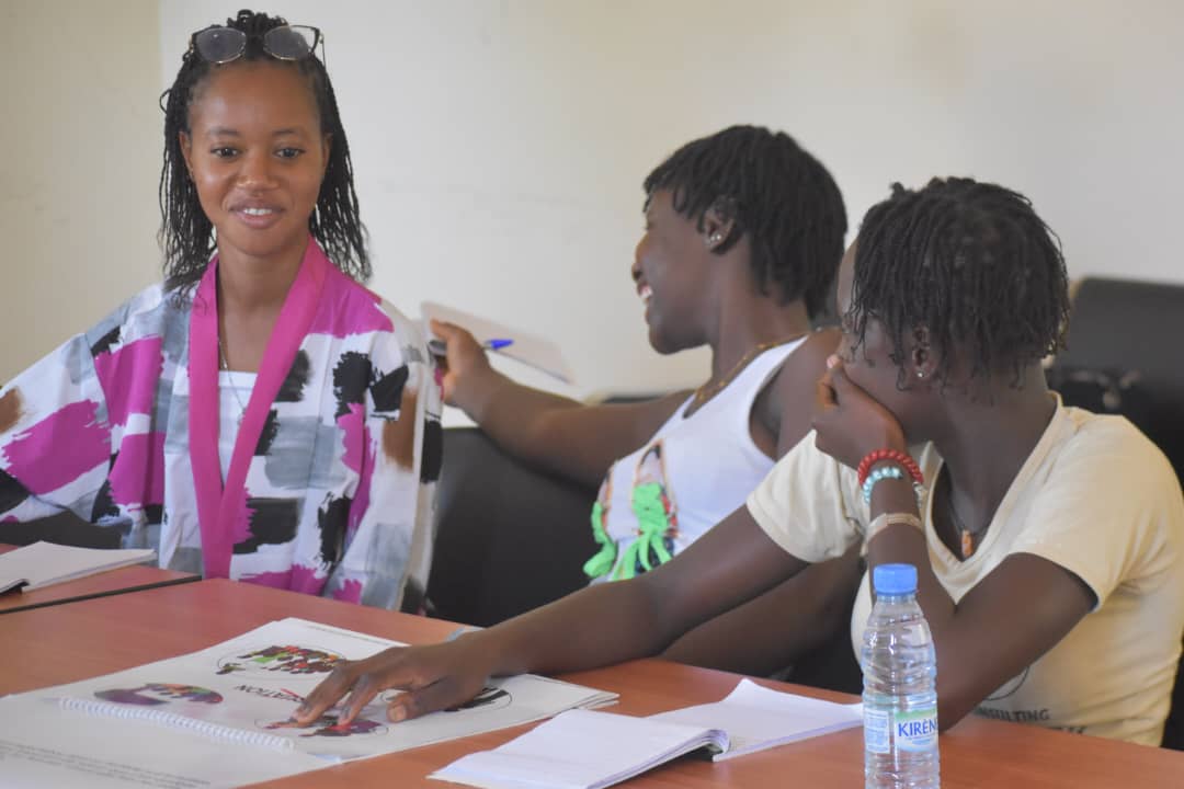 En el marco del proyecto Horizonte 2026, hemos organizado una sesión de formación en salud reproductiva para 25 chicas jóvenes provenientes de Mlomp, Kagnout y Elinkine #kebetu #Salud #Sante #santedelareproduction