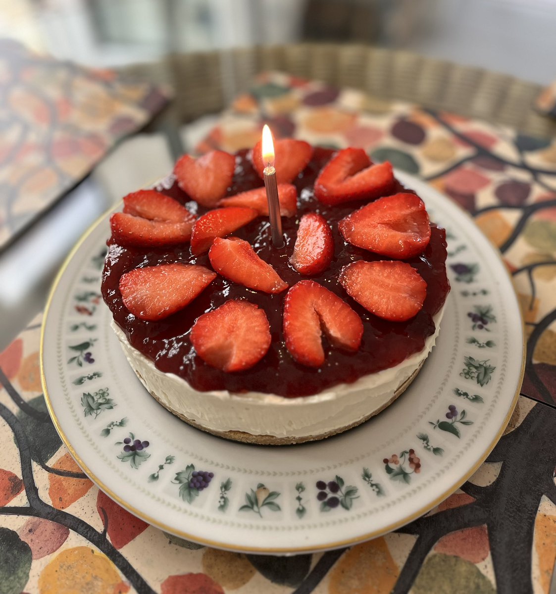 A birthday cheesecake for @jonnyg ❤️🎂