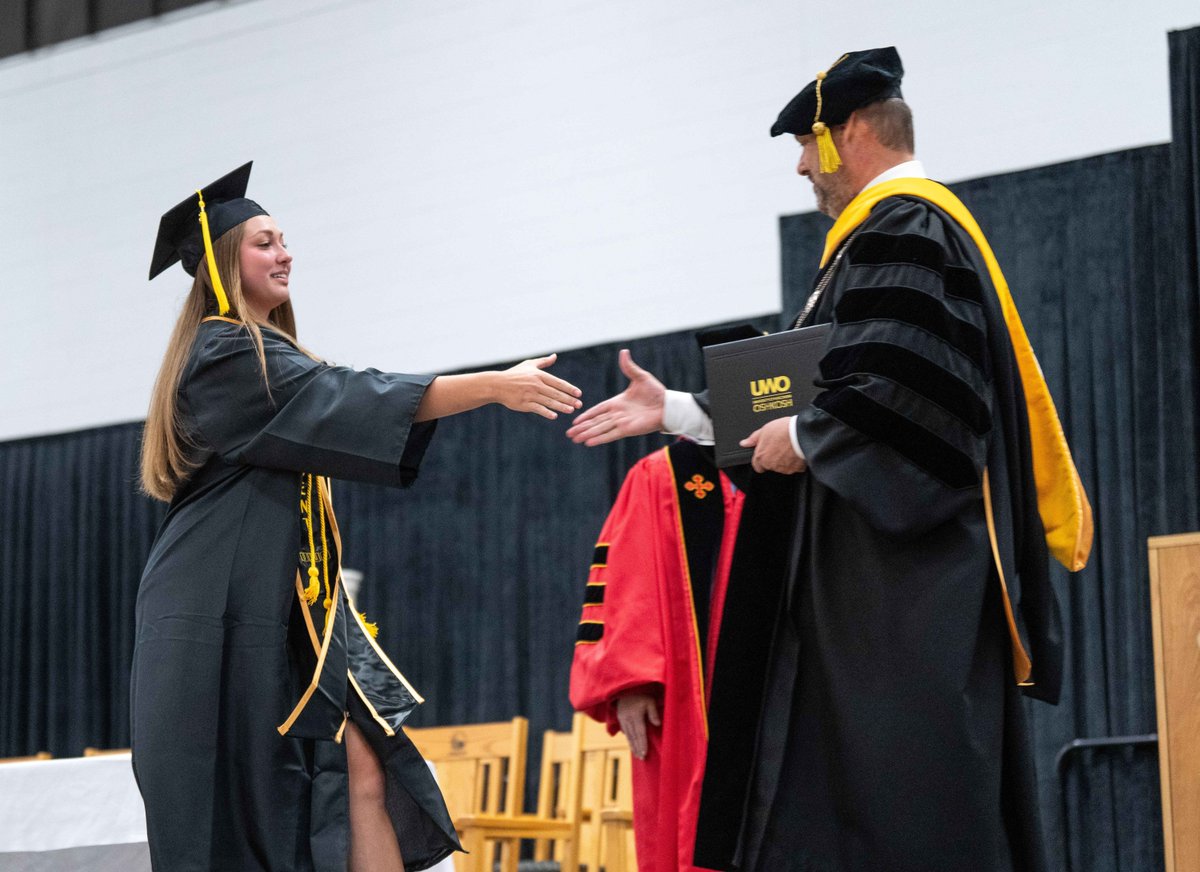 Athletes from <a href="/UWOBaseball/">UWO Baseball</a> &amp; <a href="/UWOSoftball1/">UW-Oshkosh Softball</a> had a special graduation ceremony yesterday after being unable to attend Saturday's ceremony as they were playing NCAA Regional games 🎓 🥎 ⚾ 

Check out all the photos here: bit.ly/4klAm5k 

📸 Photo credits UMC

#GoldStandard
