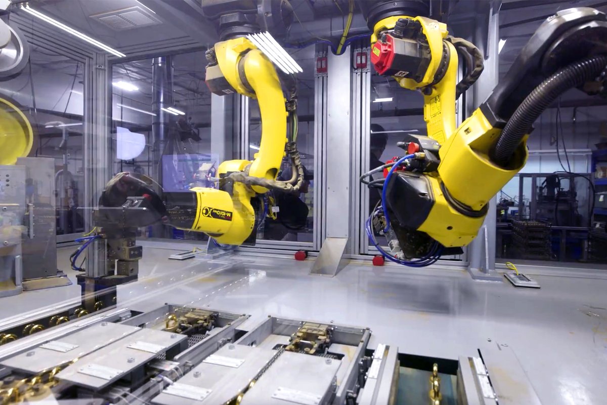 FANUCAmerica's tweet photo. #Automation helped a 165-year-old #manufacturer, @WilsonBohannan, stay in the U.S.🤖🇺🇸  https://t.co/eo7n4OeGsk

When the operations team was challenged to double output📊 of their solid brass #padlocks🔒, they turned to #FANUC ASI Acme Manufacturing for support.🤝 https://t.co/fFpWL9P6sO