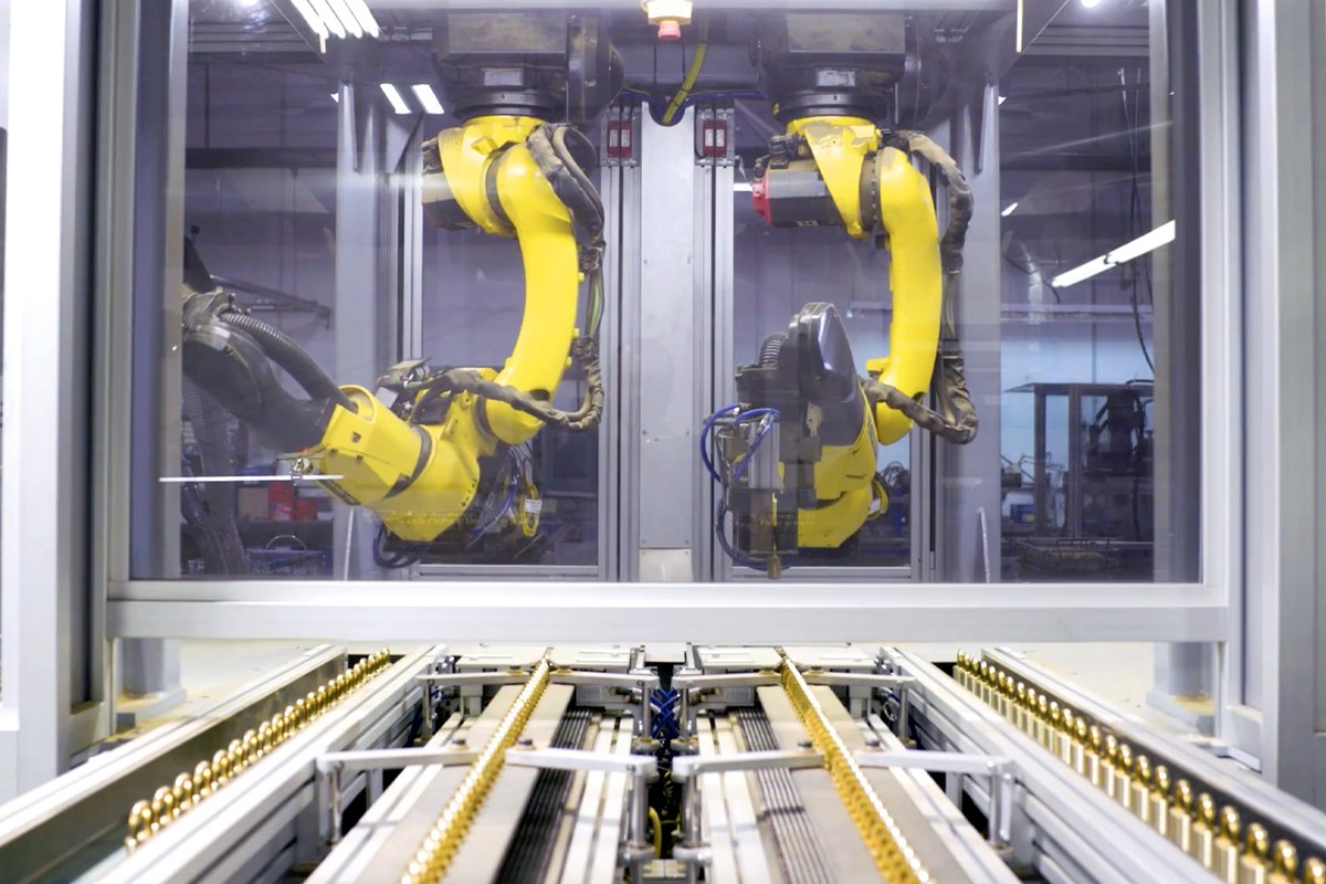 FANUCAmerica's tweet photo. #Automation helped a 165-year-old #manufacturer, @WilsonBohannan, stay in the U.S.🤖🇺🇸  https://t.co/eo7n4OeGsk

When the operations team was challenged to double output📊 of their solid brass #padlocks🔒, they turned to #FANUC ASI Acme Manufacturing for support.🤝 https://t.co/fFpWL9P6sO