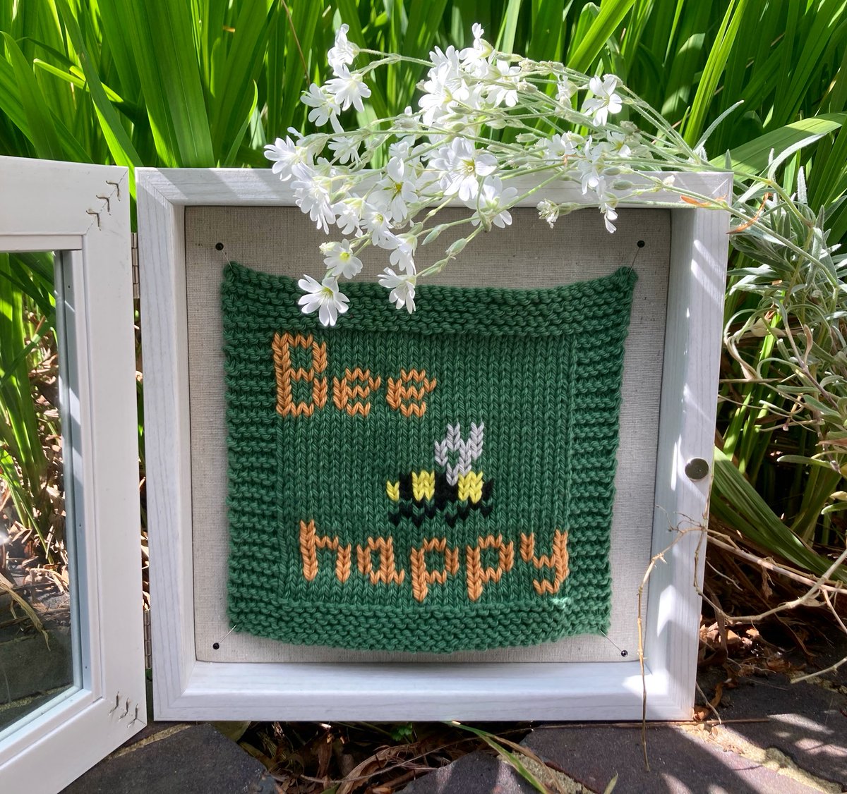 Sleakeknits's tweet photo. Happy #WorldBeeDay #knitting #knittingpattern #etsyshop https://t.co/hxUAZ8LYJL