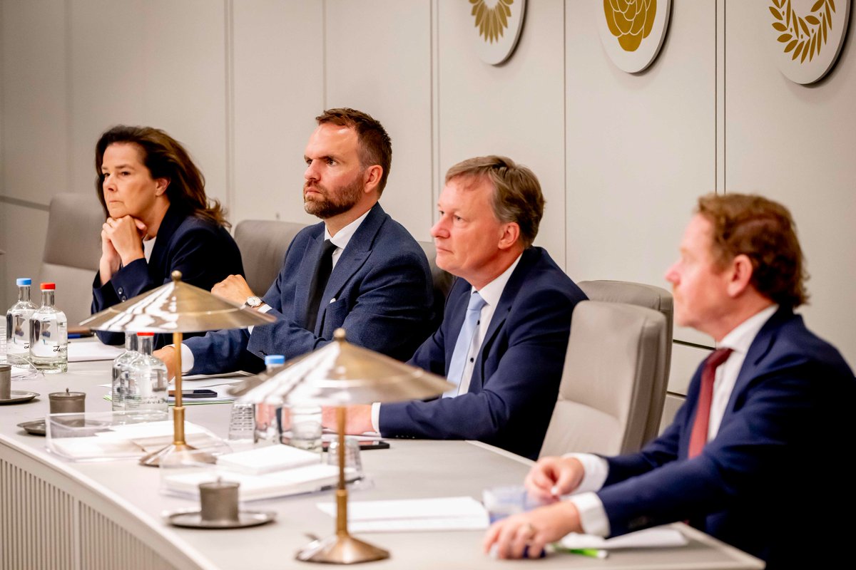 De vergadering is hervat. Het woord is aan de initiatiefnemers en de regering, die antwoord geven op de gestelde vragen van de Kamer uit de eerste termijn van het debat over de Wet bestuurlijk verbod ondermijnende organisaties.

Meekijken? ⬇️
eerstekamer.nl/plenaire_verga…