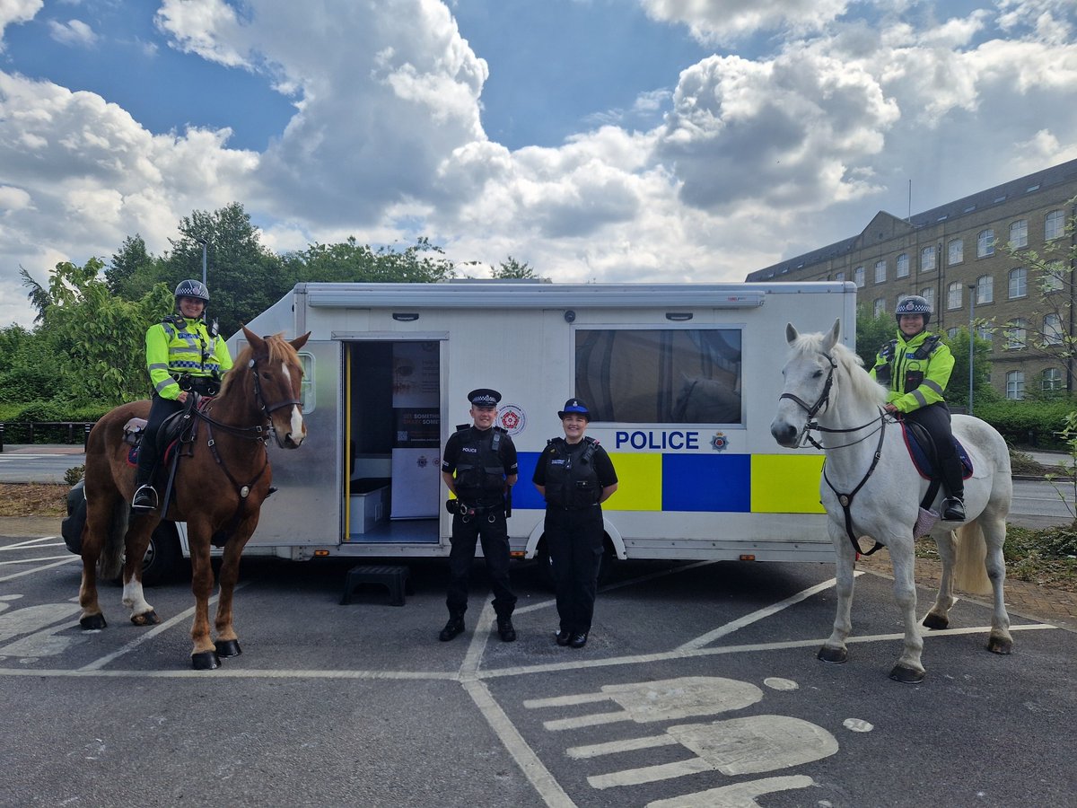 LancsPolMounted's tweet photo. Rufford & Croston have been in Accrington today on #OpRally. As well as lots of community engagement and talking to the public, the have been gathering intel and also arrested a male who was wanted. They are back in the field now for the night enjoying a well deserved rest! https://t.co/FIojLSelQH